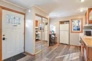 Cabin, 2 Twin Beds | Private kitchen | Fridge, microwave, coffee/tea maker, toaster oven - 8689 Rainbow Studio (Kings Beach)