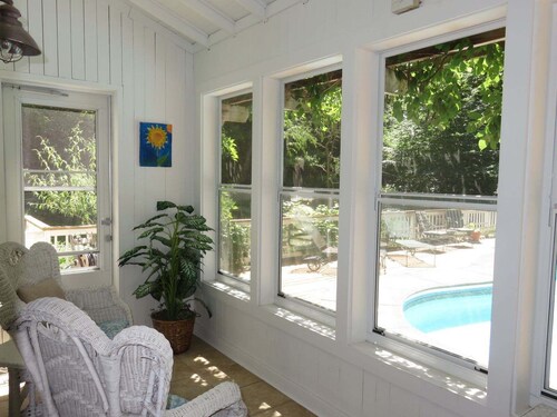 Poolside: Private Swimming Pool and Hot Tub, Close to Beach and Town