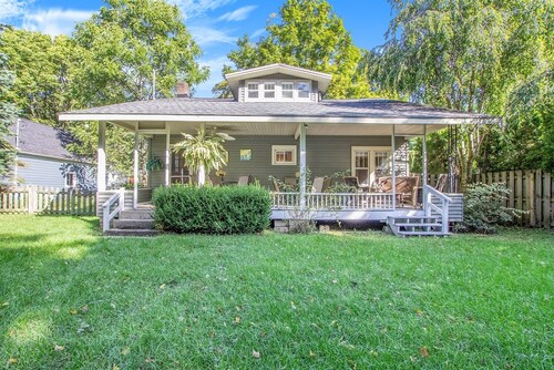 Sunsational: Downtown Saugatuck, Private Hot Tub, Pet-Friendly, Fenced-In Yard