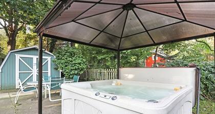 Sunsational: Hot Tub, Pet Friendly, Fire Pit, Fenced Yard, Porches, Downtown