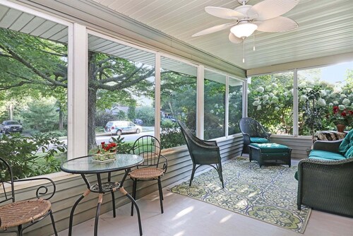 Sunsational: Downtown Saugatuck, Private Hot Tub, Pet-Friendly, Fenced-In Yard
