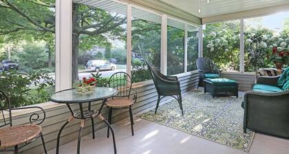 Sunsational: Downtown Saugatuck, Private Hot Tub, Pet-Friendly, Fenced-In Yard