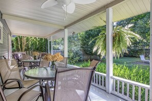 Outdoor dining - Sunsational: Downtown Saugatuck, Private Hot Tub, Pet-Friendly, Fenced-In Yard (Saugatuck)