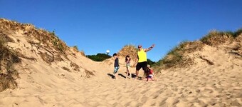 Butler's Landing: Screen Porch, Private Hot Tub, Pet Friendly, Downtown