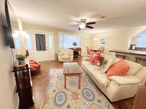 Park Side: Cozy Downtown Saugatuck Suite, Walk to Shops & Restaurants, Fire Pit