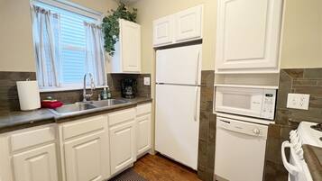 Full-sized fridge, microwave, oven, stovetop