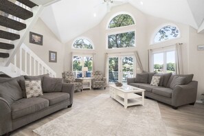 Fernseher, Kamin, DVD-Player