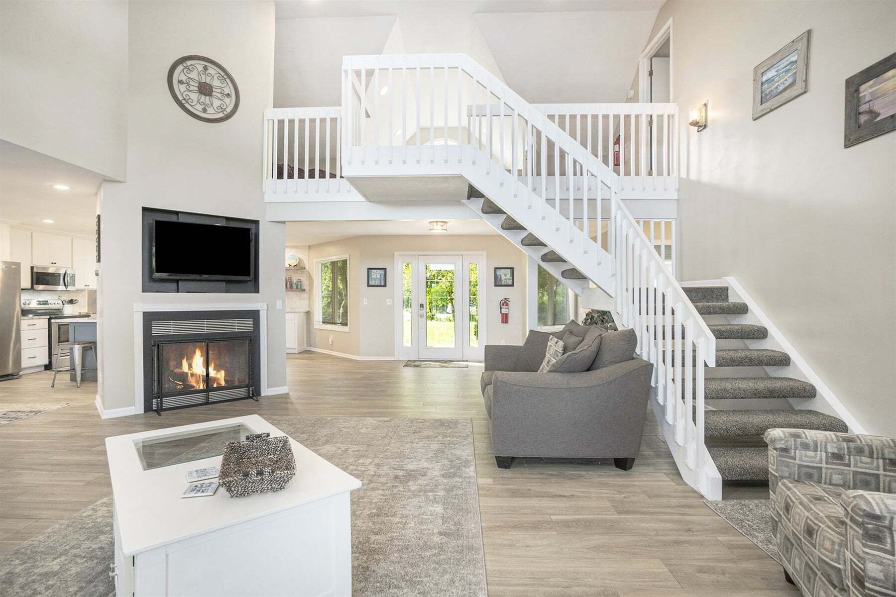 Televisión, chimenea, reproductor de DVD