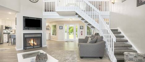 Televisión, chimenea, reproductor de DVD