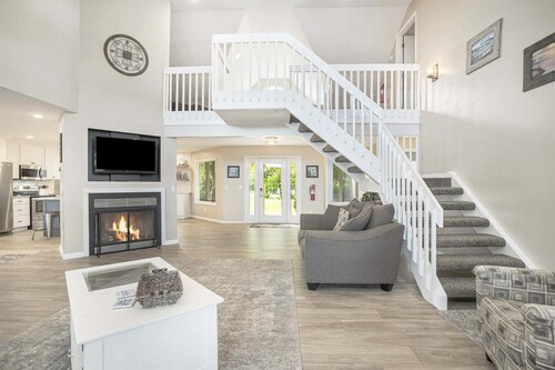 Silver Lake Retreat: Private Lake Access & Swimming Pool, Sandy Beach, Fire Pit