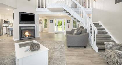 Silver Lake Retreat: Private Lake Access & Swimming Pool, Sandy Beach, Fire Pit