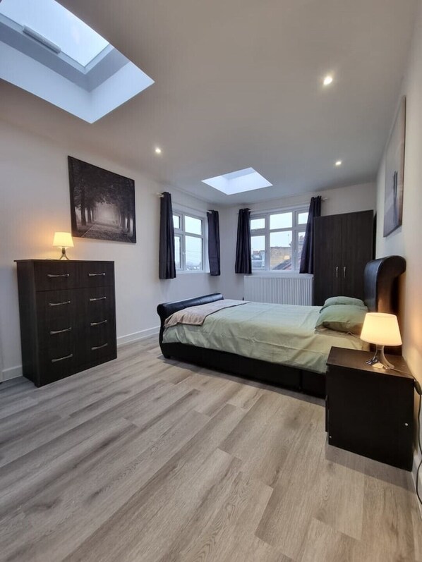 2 bedrooms, WiFi, bed sheets - Modern Spacious Flat in South West London (London)