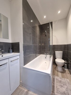 Shower, towels - Modern Spacious Flat in South West London (London)