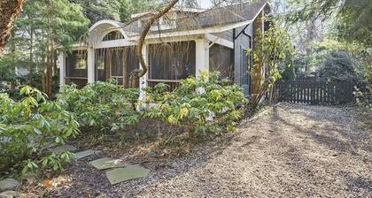 Birdie Cottage: Screen Porch, Deck, Downtown, Fenced Yard, Idyllic Cottage