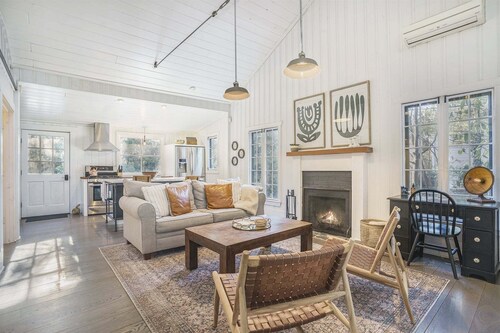 Birdie Cottage: Charming Saugatuck Cottage, Walk to Downtown, Screen Porch
