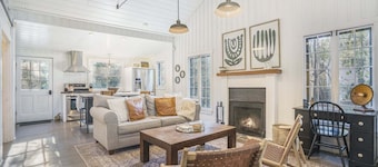 Birdie Cottage: Charming Saugatuck Cottage, Walk to Downtown, Screen Porch