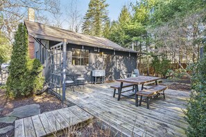 Outdoor dining - Birdie Cottage: Charming Saugatuck Cottage, Walk to Downtown, Screen Porch (Saugatuck)