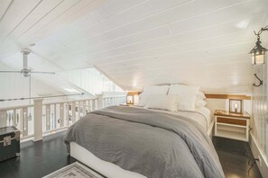 Free WiFi, bed sheets - Birdie Cottage: Charming Saugatuck Cottage, Walk to Downtown, Screen Porch (Saugatuck)