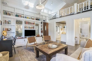 TV - Birdie Cottage: Charming Saugatuck Cottage, Walk to Downtown, Screen Porch (Saugatuck)