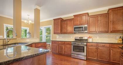 Silverberry Acres: Hot Tub, Fire Pit, Spacious Deck, BBQ, Tucked in the Trees