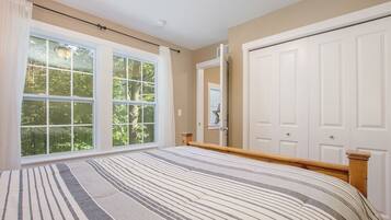 5 bedrooms, iron/ironing board, internet, bed sheets