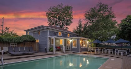 Saugatuck Lodge: Private Pool, Hot Tub, Fireplace, Downtown Saugatuck, Sleeps 22