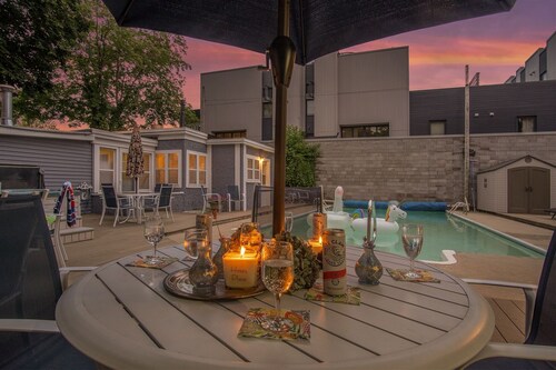 Saugatuck Lodge: Private Pool, Hot Tub, Fireplace, Downtown Saugatuck, Sleeps 22