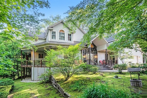 Great Escape: Spacious, Home Theater, Fire Pit, Walk to Downtown