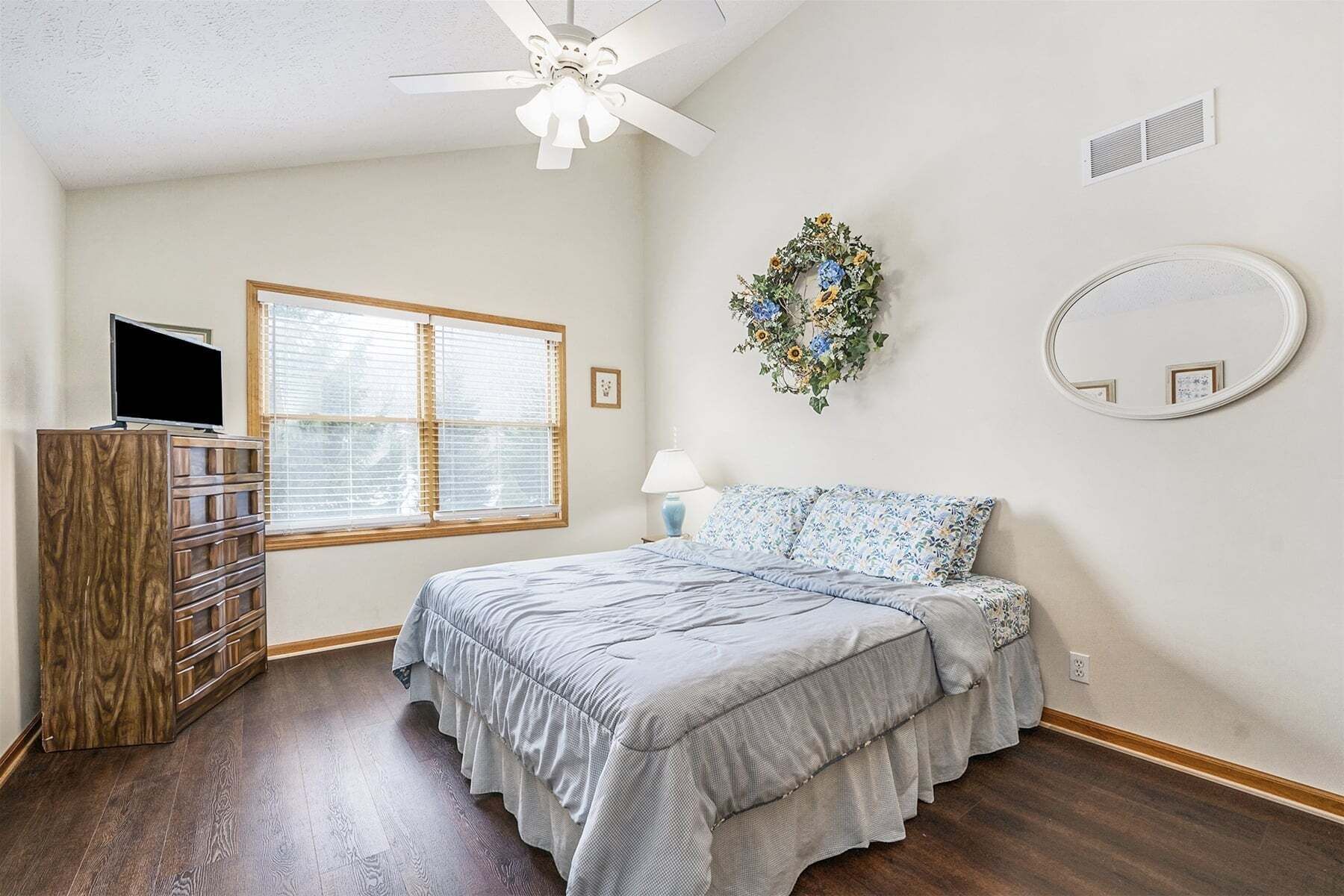 6 bedrooms, iron/ironing board, internet, bed sheets