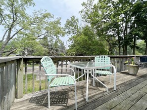 Outdoor dining - At Ease: Cozy Downtown Saugatuck Retreat w/ Balcony, Walk to Shops & Restaurants (Saugatuck)