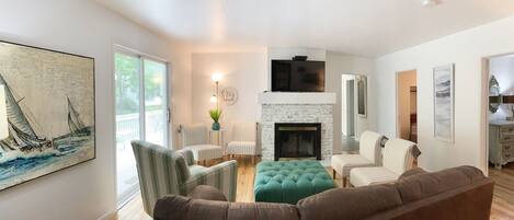 テレビ、暖炉、DVD プレーヤー