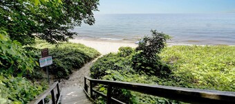 Liberty Bluff: Lake Michigan Views, Screen Porch, Deck, Fire Pit, Spacious