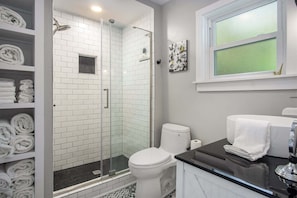 Bathtub, towels