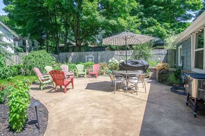 Outdoor dining - Hidden Haven: Private Hot Tub, Screen Porch, Electric Fireplace, Walk to Town (Saugatuck)