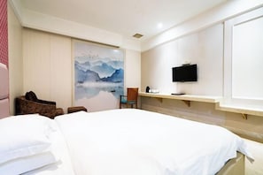 Una habitación de hotel con una cama, una silla, un televisor y un cuadro en la pared.