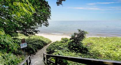 Bevlyn Cottage: Walk to Lake Michigan Beach, Fire Pit, Deck, Cute Cottage