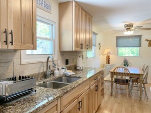 Jääkaappi, mikroaaltouuni, uuni, liesi