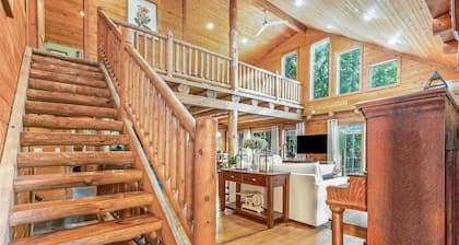 Hideaway Cabin: Private Indoor Pool! Fireplace, Fire Pit, Dog Friendly, Nature