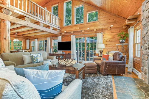 Hideaway Cabin: Private Indoor Pool, Stunning Log Cabin Near Wineries & Orchards