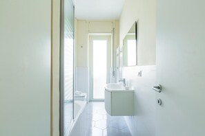 Bathroom - Chiaia Mon Amour Elegant Flat by Napoliapartments (Naples)