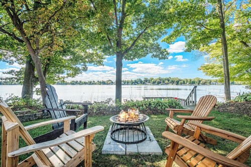 The Roost: Hutchins Lake Access, Sandy Beach, Fire Pit, Near Wineries & Shopping