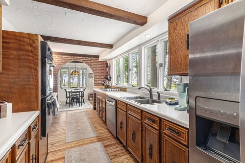 Raintree: Lake Michigan Private Beach, Sun Room, Views, Sprawling Floor Plan