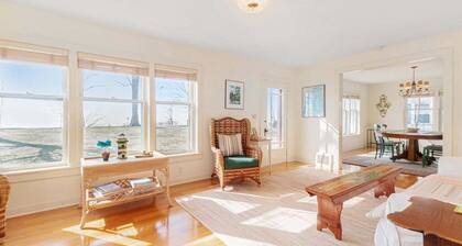 Summer Haven: Lake Michigan Views, Fire Pit, BBQ, Classic Cottage