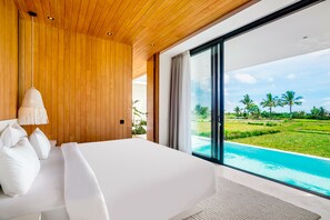 Villa, 1 habitación, alberca privada | Caja de seguridad en la habitación y espacio para trabajar con laptop
