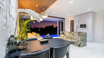 Vila luxo, 2 quartos, piscina particular | Opções para refeição no quarto
