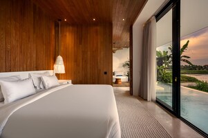 Caja de seguridad en la habitación y espacio para trabajar con laptop 