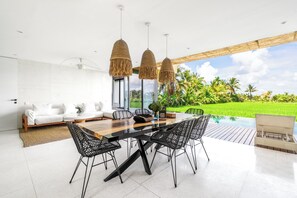 Vila, 3 quartos, piscina particular | Opções para refeição no quarto