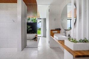 Villa, 1 habitación, piscina privada | Baño | Bañera y ducha independientes y cabezal de ducha tipo lluvia