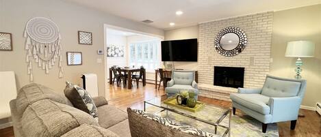 Télévision à écran plat, cheminée