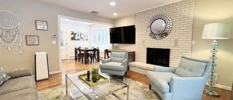 Televisión de pantalla plana y chimenea